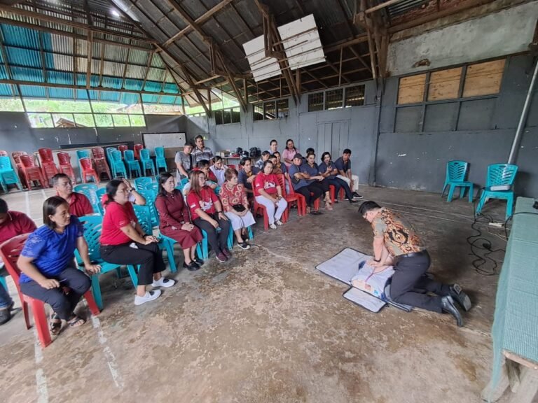 Unsrat Gelar Pelatihan Bantuan Hidup Dasar Bagi Perangkat Desa Kali Raya