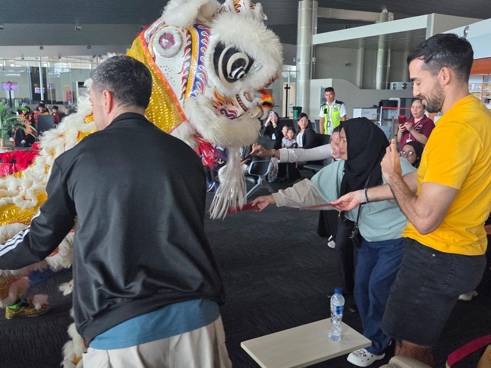 Semarak Imlek di Bandara Sam Ratulangi, Barongsai hingga Berbagi Angpao Meriahkan Terminal