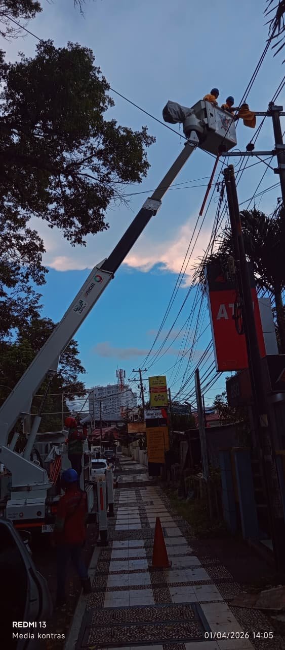 Di Tengah Guyuran Hujan, Tim PDKB PLN UP3 Manado Nekad Perbaiki Jaringan Listrik Bertegangan
