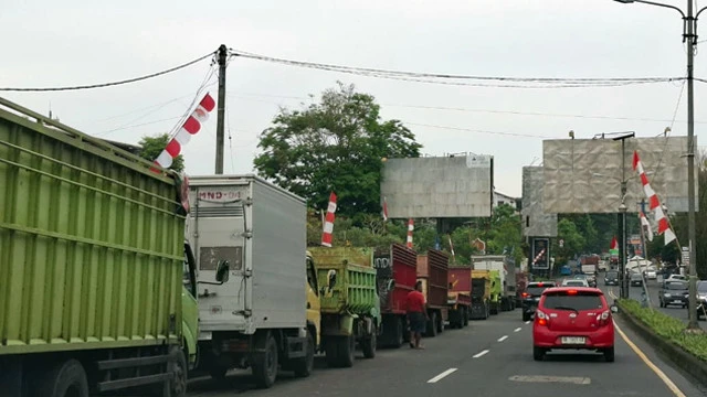 Diduga ‘Sakti’, Suami-Istri Ci Deby & Buang  Kuras Solar Subsidi di SPBU Pineleng