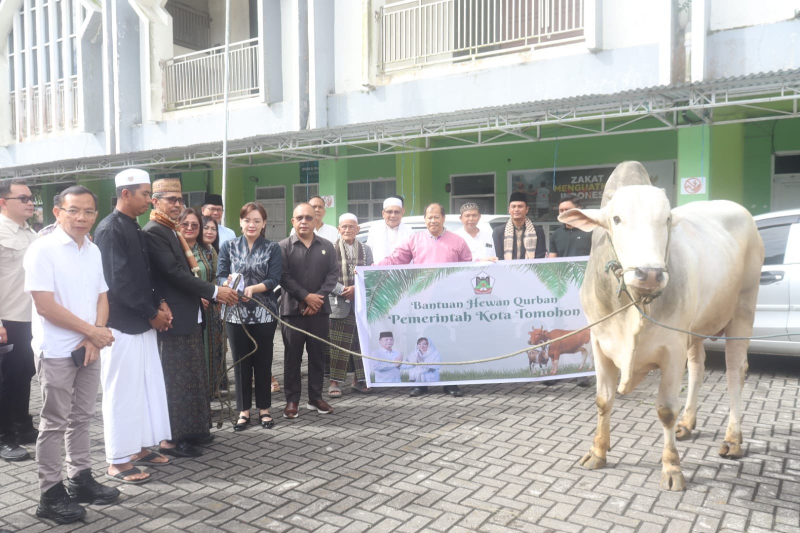 Wakil Wali Kota Sendy Rumajar Serahkan Hewan Kurban Bantuan Pemkot