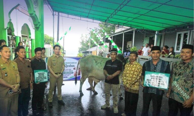 Bupati Sangihe Michael Thungari Serahkan Bantuan Hewan Kurban Dari Presiden Prabowo
