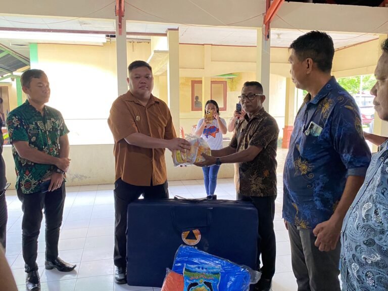 Pastikan Penanganan Pasca Bencana, Wabup Thendris Bulahari Serahkan Bantuan Kepada Warga di Tabut