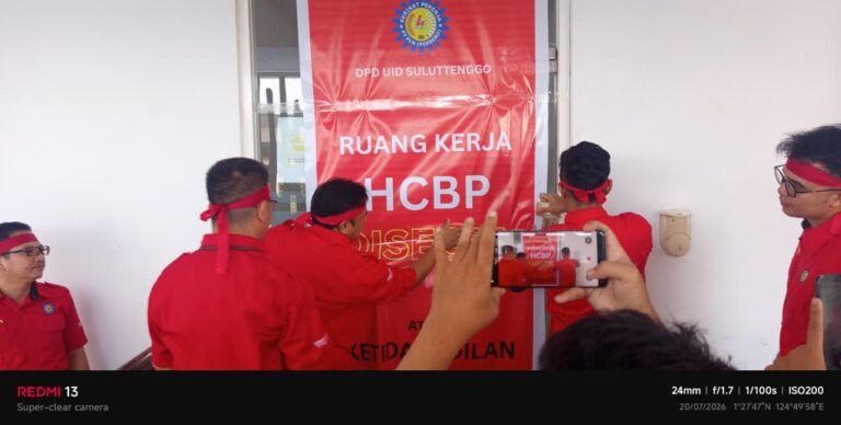 Segel Kantor HCBP dan Tuntut Keadilan Karir. Pasukan Merah Serikat Pekerja PLN Demo Kantor UID Suluttenggo