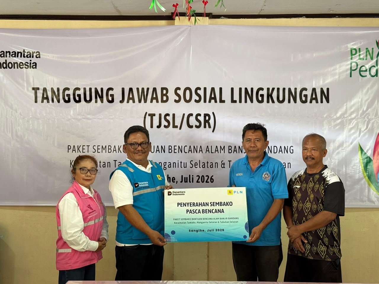 PLN UID Suluttenggo Salurkan 215 Bantuan Paket Sembako dan Jamin Keandalan Kelistrikan Pasca Bencana di Tamako