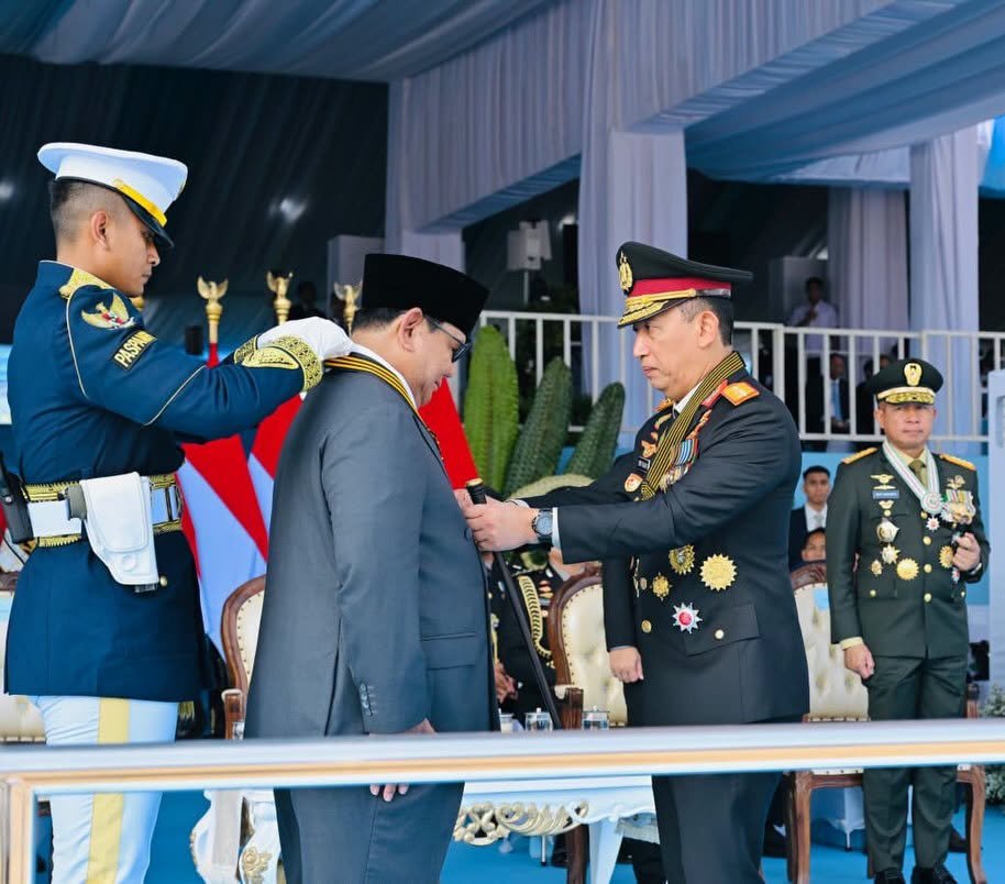 Presiden Prabowo Terima Medali Loka Praja Samrakshana di HUT Ke-80 Hari Bhayangkara