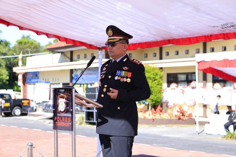 Polres Tomohon Peringati Hari Bhayangkara ke-80, Kapolres Serahkan Penghargaan kepada Personel Berprestasi