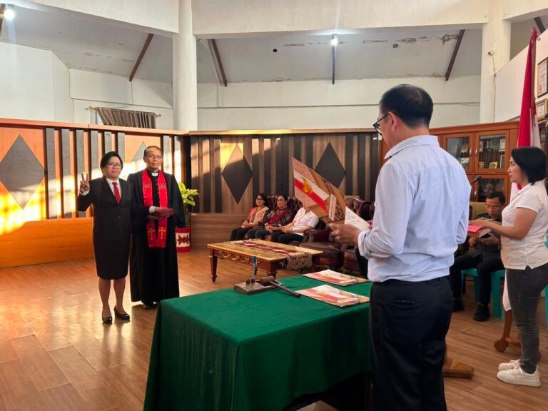 Wali Kota Caroll Senduk Lantik Wiesje Oroh Kadis BP3AD Tomohon