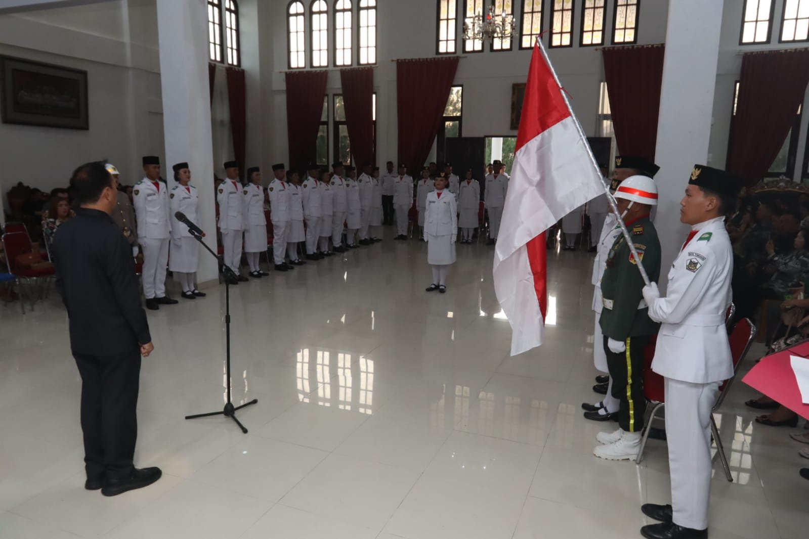 Wali Kota Caroll Senduk Kukuhkan Paskibraka Kota Taomohon  