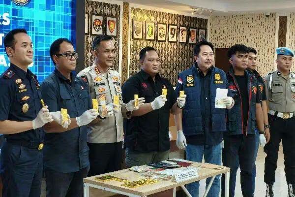 Polda Sulut Gagalkan Penyelundupan 16 Batang Emas Ilegal,  Dibawa Dua WNA Asal China di Bandara Samrat