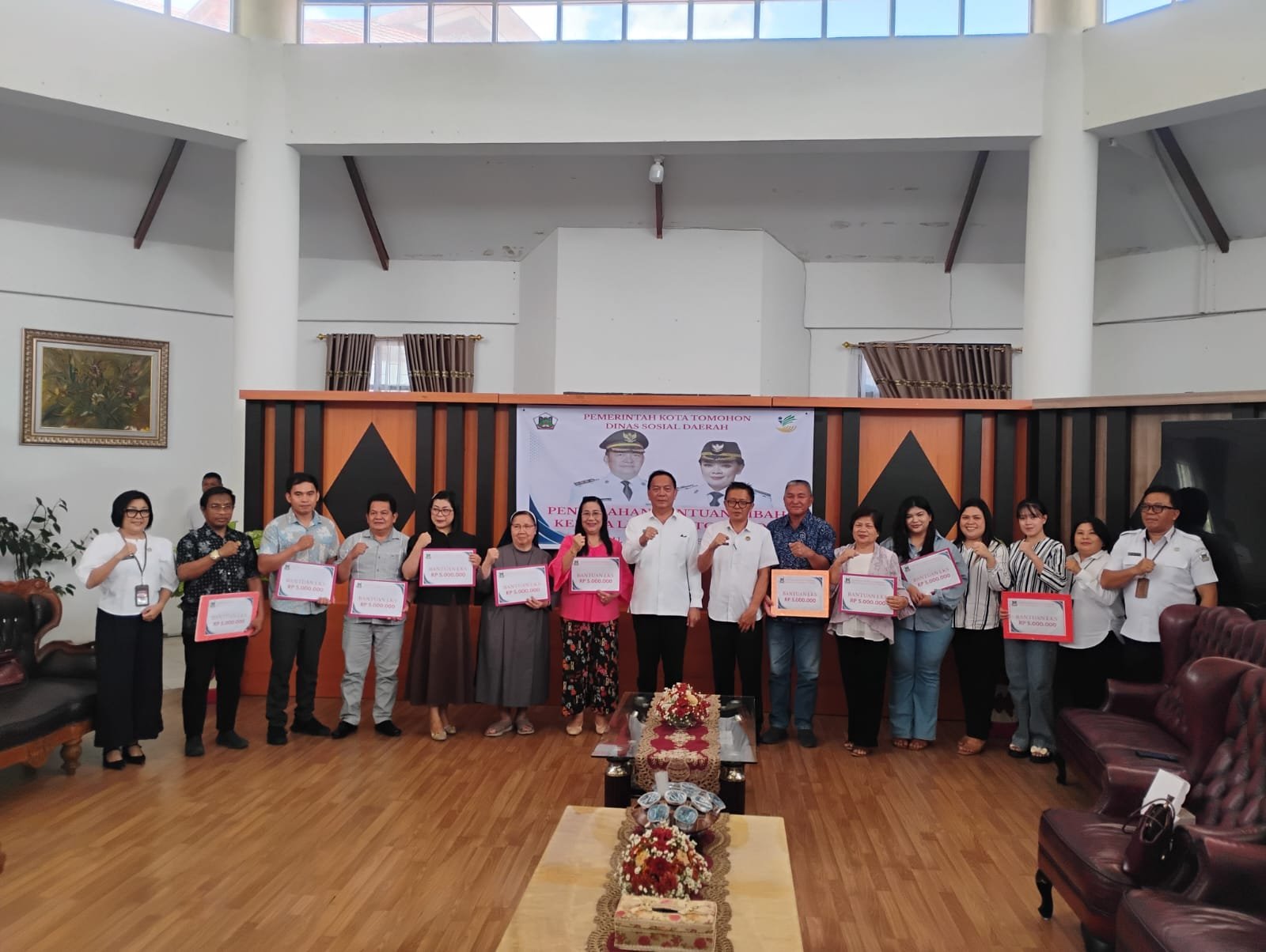 10 Lembaga Sosial di Tomohon Dapat Bantuan Dana Hibah Wali Kota Caroll Senduk
