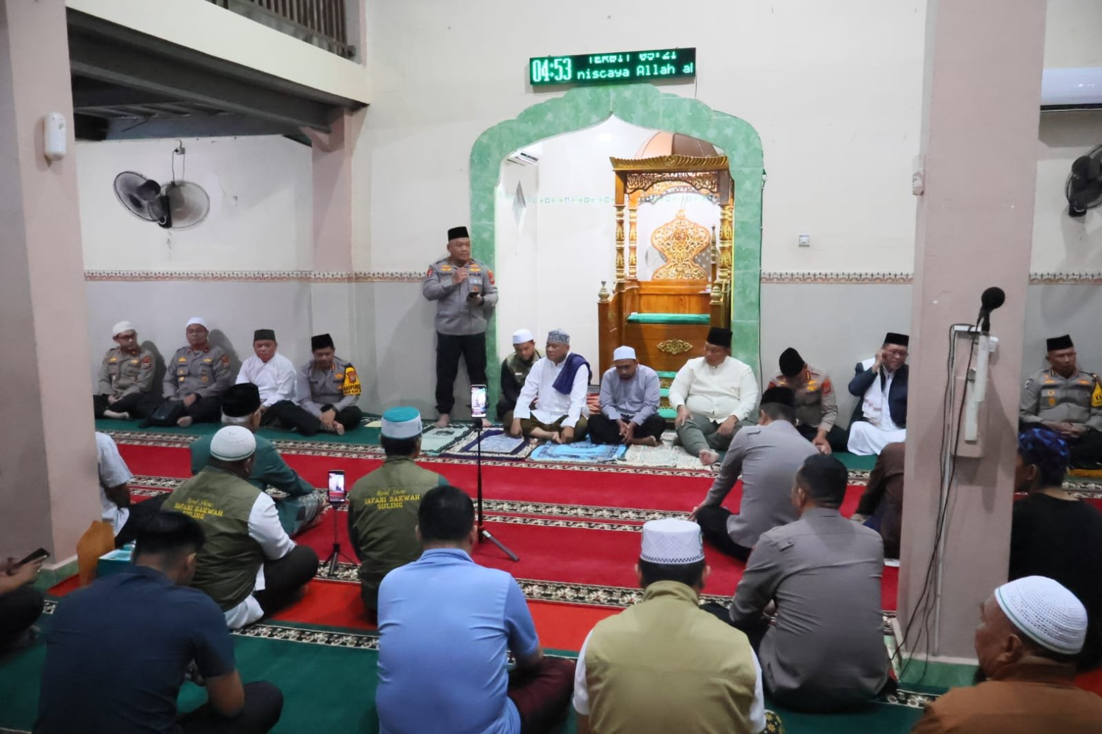 Subuh Keliling di Masjid Nurul Yaqin Sario, Kapolda Sulut Ajak Masyarakat Perkuat Sinergi Jaga Kamtibmas