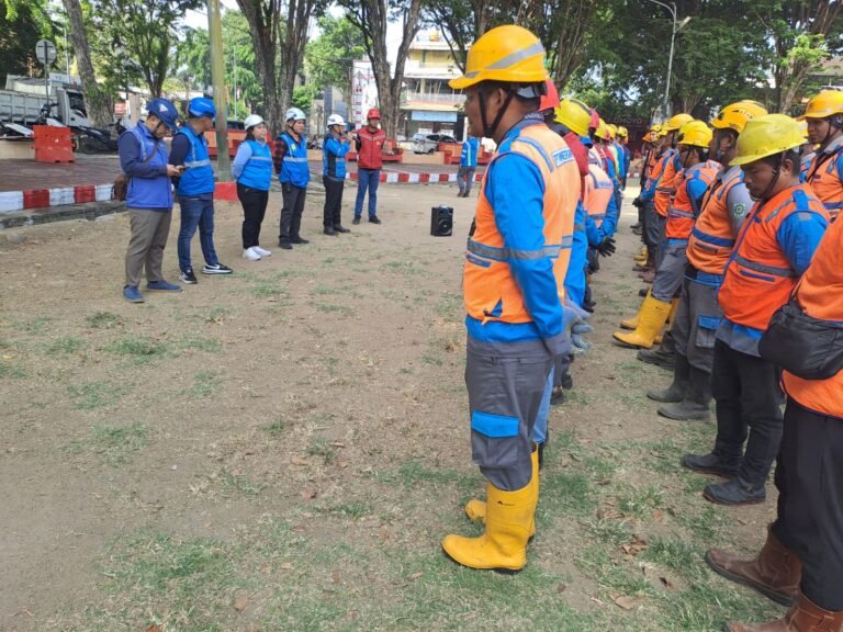 PLN ULP Manado Selatan Gelar Mapalus, Ator dan Lakumani Pimpin Langsung Pemangkasan Jaringan