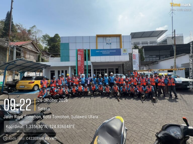 Mapalus Jaga Kehandalan Listrik, PLN ULP Tomohon Pangkas Pohon di Bawah Jaringan