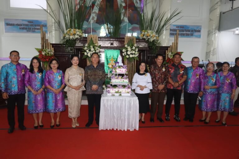 Hadir di HUT GMIM Kasbenzar Kakaskasen, Wali Kota Berharap Iman Jemaat Terus Bertumbuh dan Berkembang